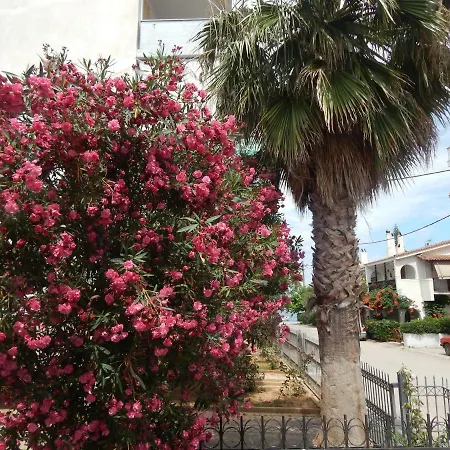 Stonehouse In Akrata *
